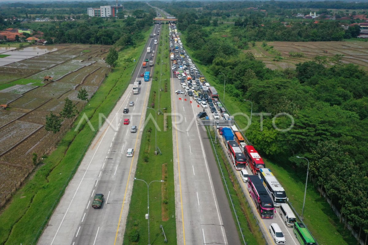 Penerapan Satu Arah Tol Cipali Ke Arah Jawa Tengah Antara Foto