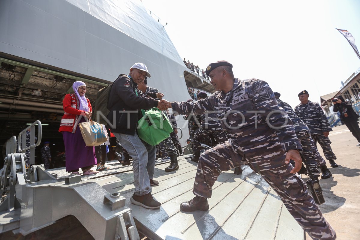 PEMUDIK DENGAN KAPAL PERANG TIBA DI SEMARANG ANTARA Foto