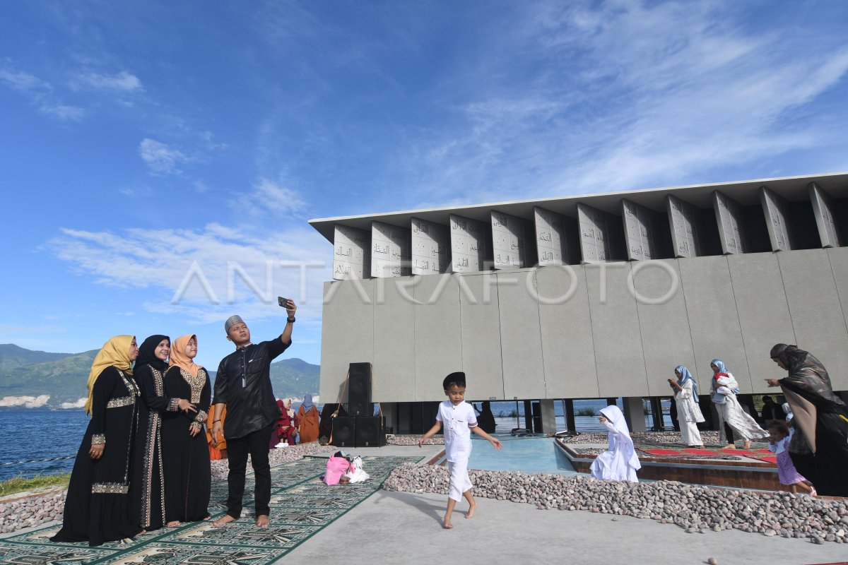 Idul Fitri Di Tepi Pantai Teluk Palu Antara Foto