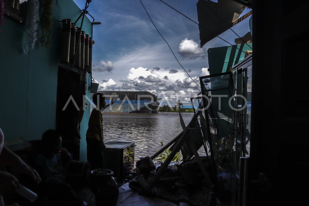 KAPAL TONGKANG HANCURKAN PULUHAN RUMAH WARGA ANTARA Foto