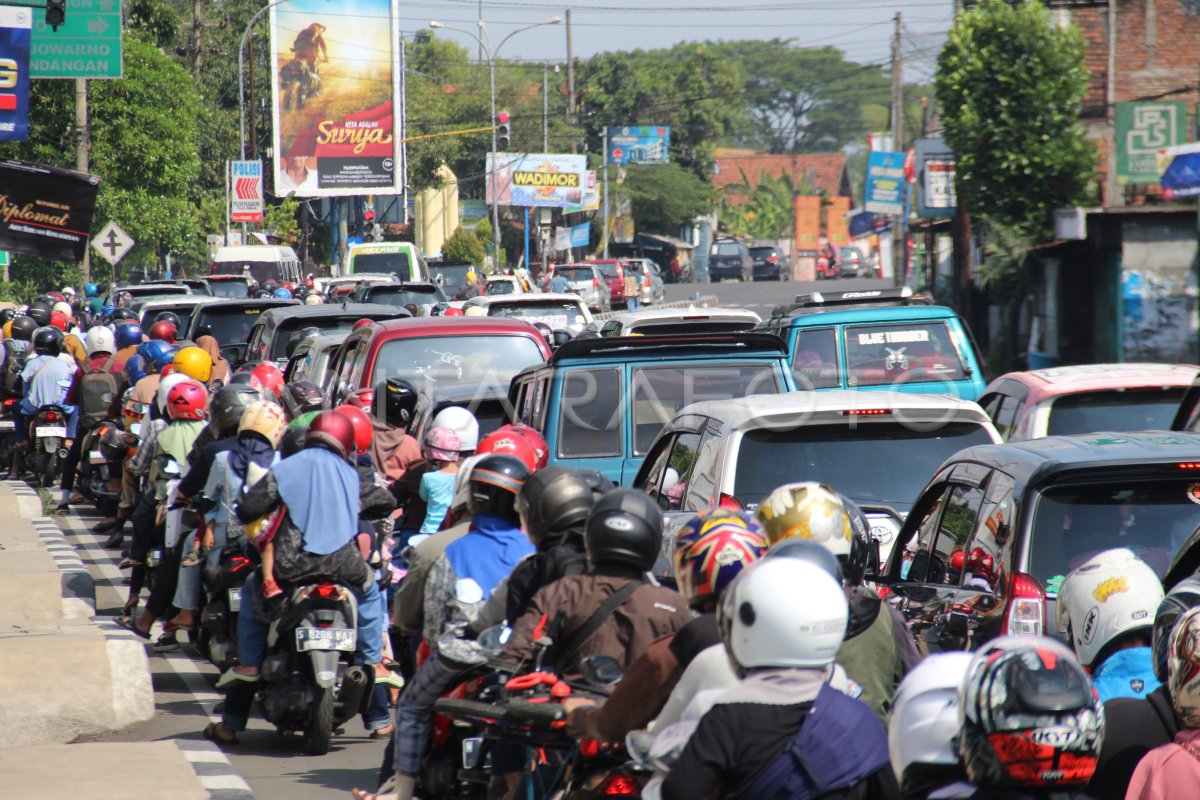 Kemacetan Di Jalur Arteri Jombang Antara Foto