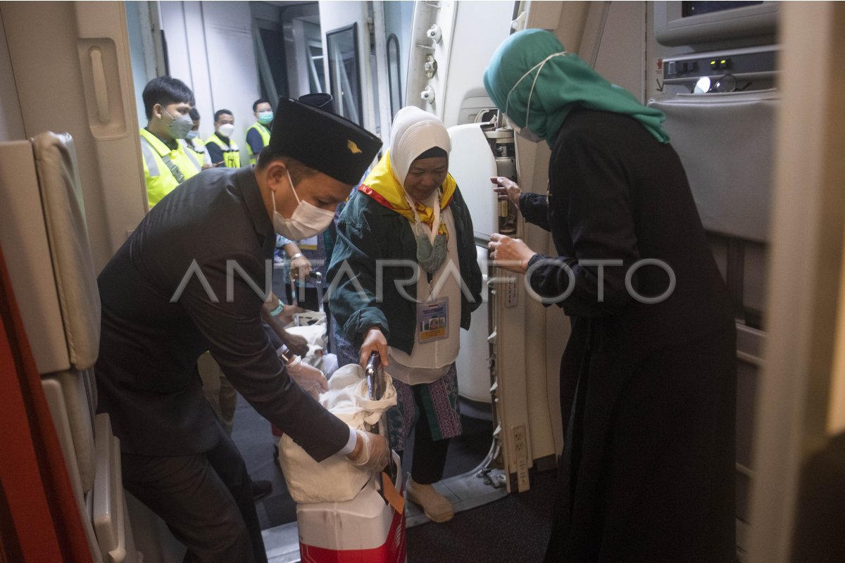 Pemberangkatan Kloter Pertama Jamaah Calon Haji Antara Foto