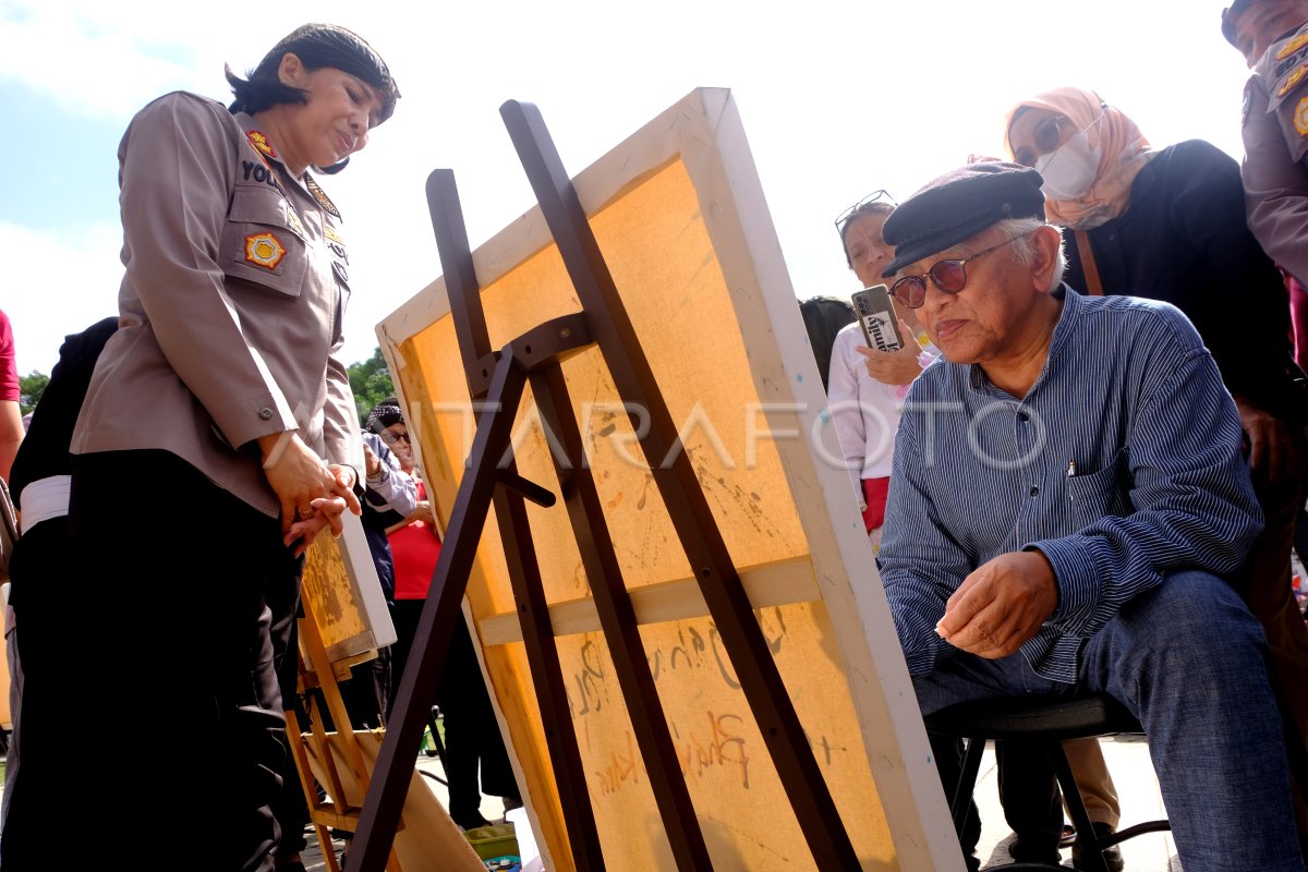 Melukis On The Spot HUT Ke 77 Bhayangkara ANTARA Foto