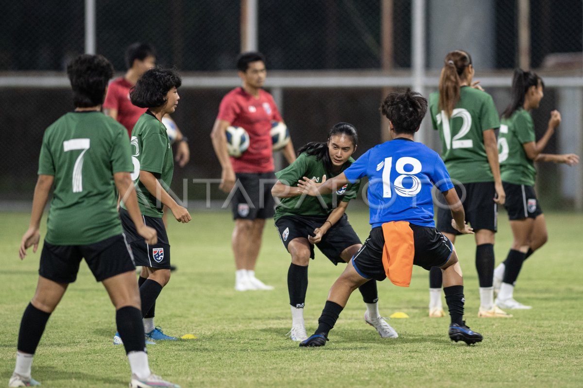 Latihan Thailand Jelang Semi Final AFF U 19 ANTARA Foto