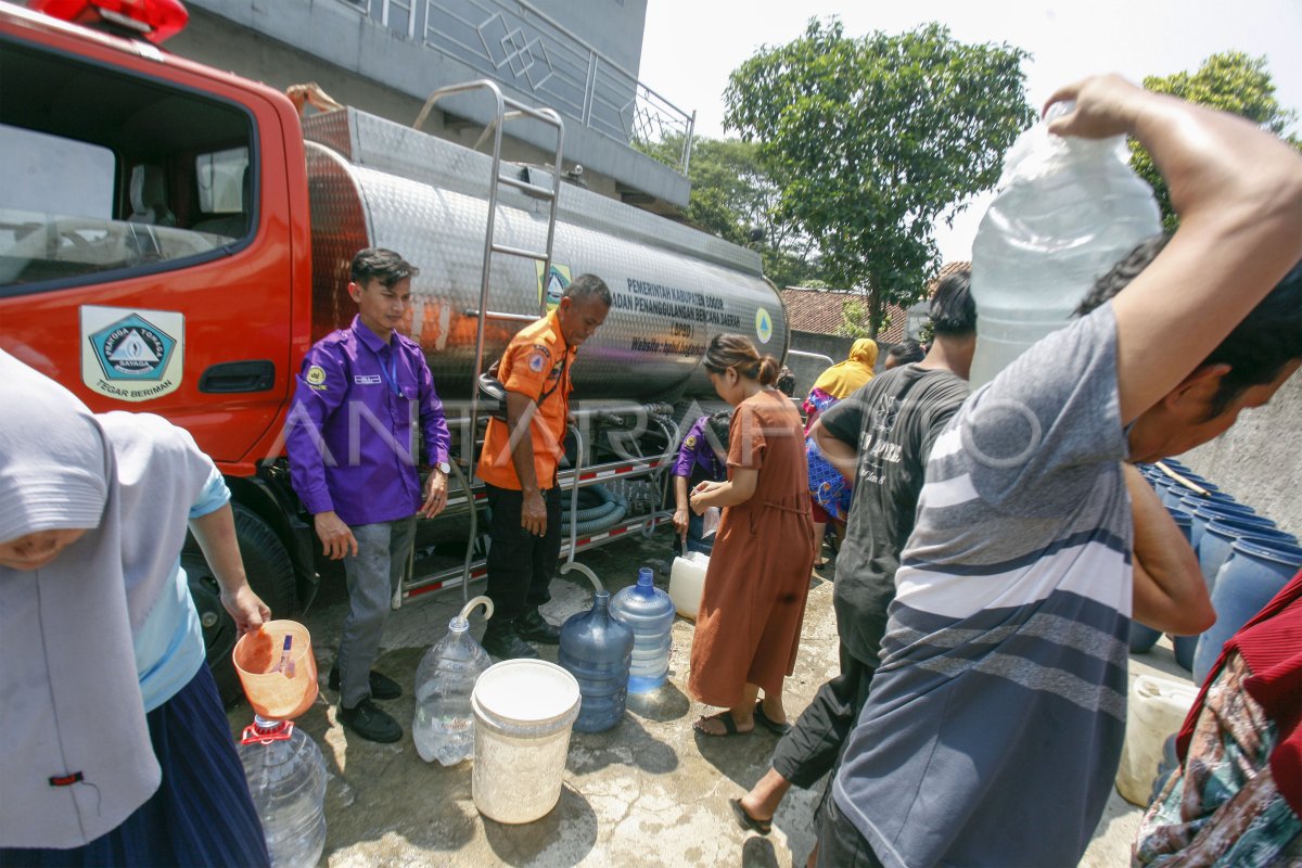 Distribusi Air Bersih Daerah Terdampak Kekeringan ANTARA Foto