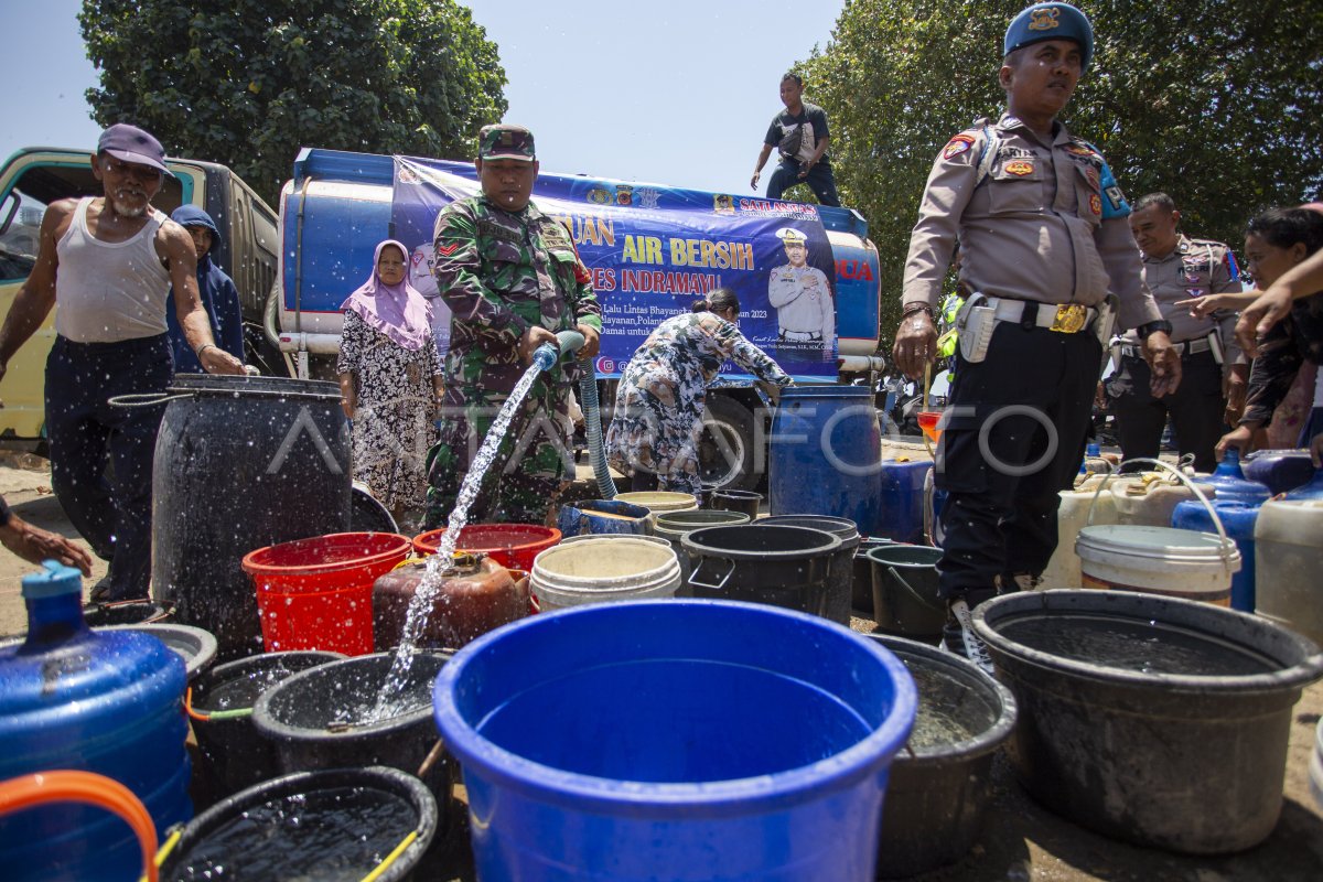 Distribusi Air Bersih Di Daerah Kekeringan ANTARA Foto