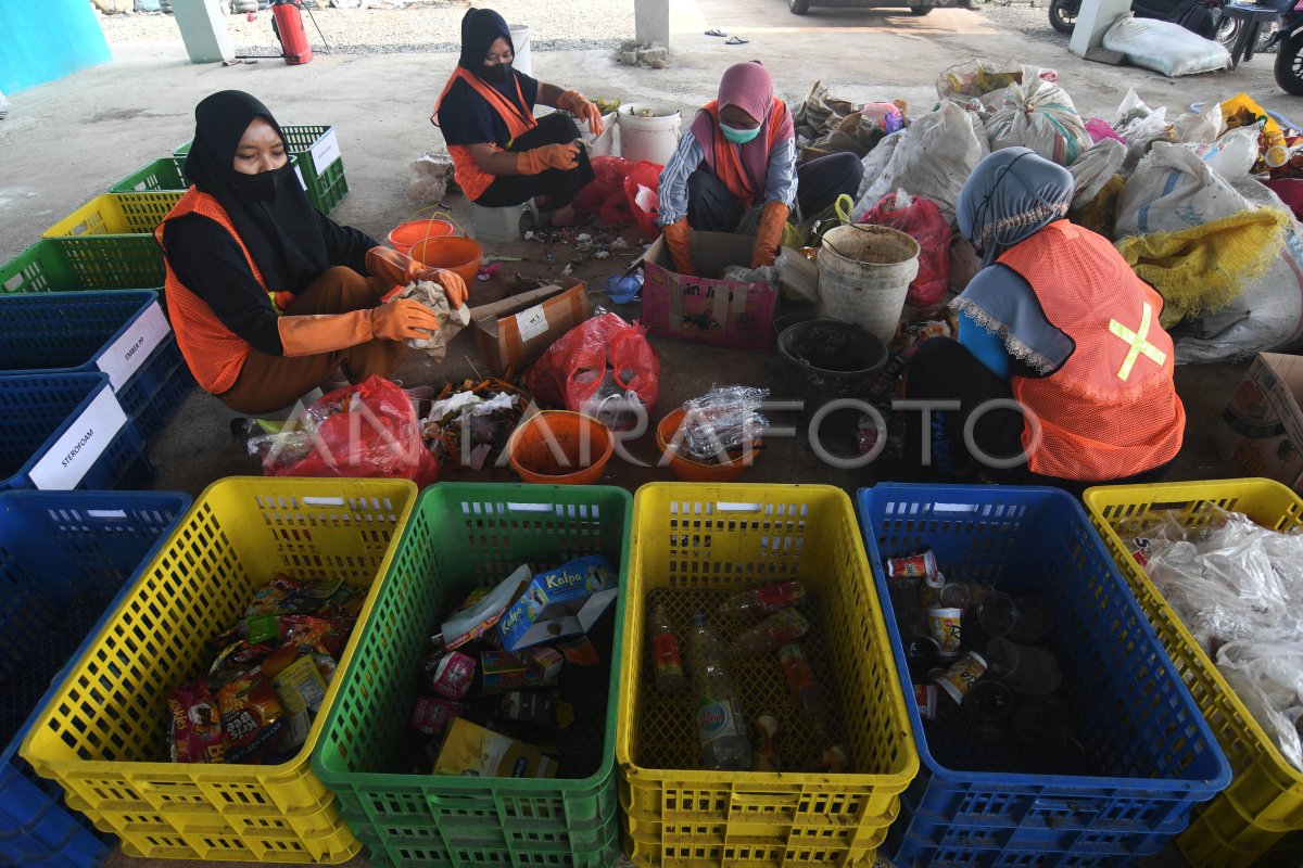 Pengolahan Sampah Di TPS3R Kawasan Tambang Nikel ANTARA Foto