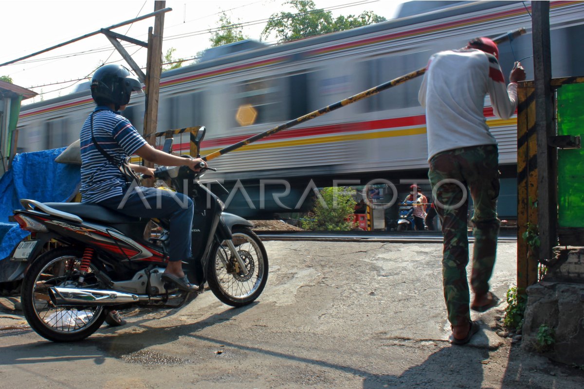 Perlintasan Sebidang Kereta Api ANTARA Foto