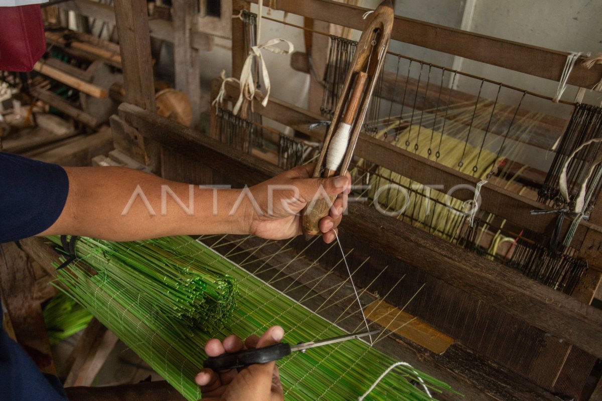 Produksi Tenun Serat Alam Antara Foto