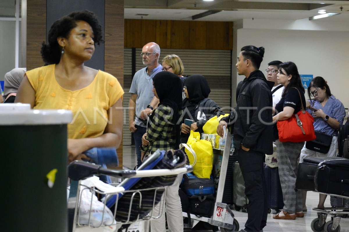 Peningkatan Penumpang Bandara Sultan Hasanuddin Makassar Antara Foto