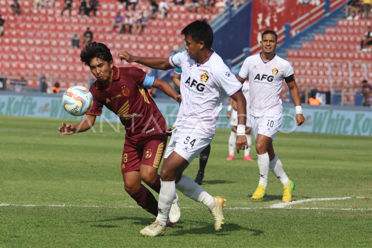 Persik Kediri Melawan Psm Makassar Antara Foto