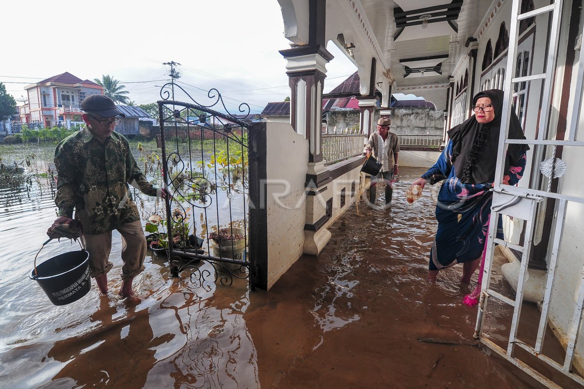 Banjir Di Sungai Penuh Mulai Surut ANTARA Foto