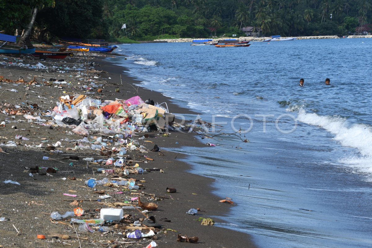 Pantai Jadi Tempat Pembuangan Sampah ANTARA Foto