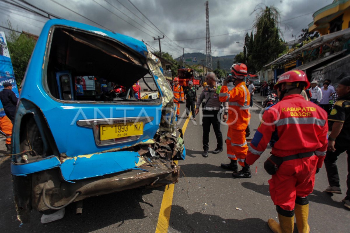 Kecelakaan Beruntun Di Jalan Raya Puncak Bogor Antara Foto