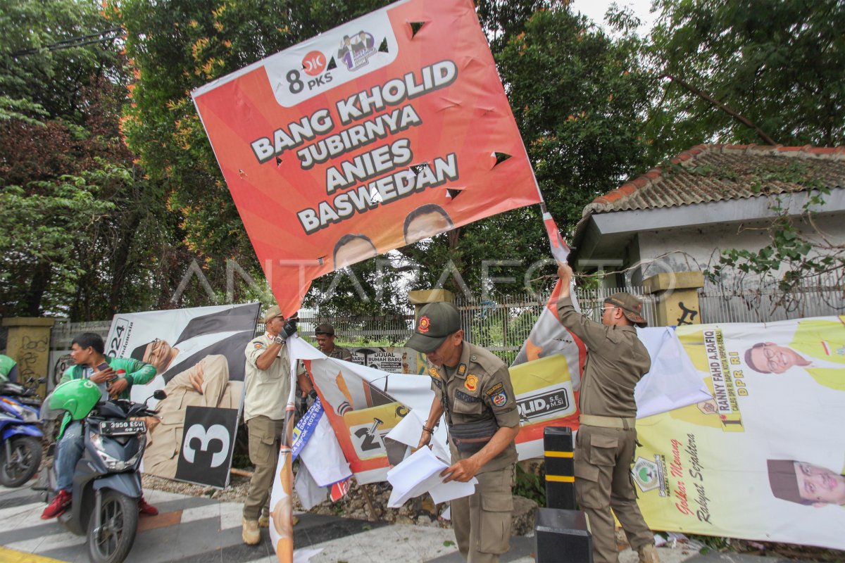 Penertiban Alat Peraga Kampanye Serentak Di Depok ANTARA Foto