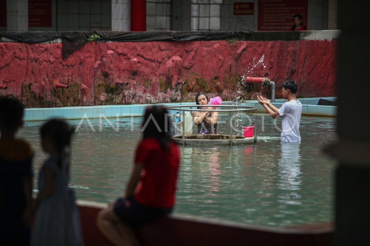 Ritual Mandi Tujuh Sumur Saat Imlek Antara Foto