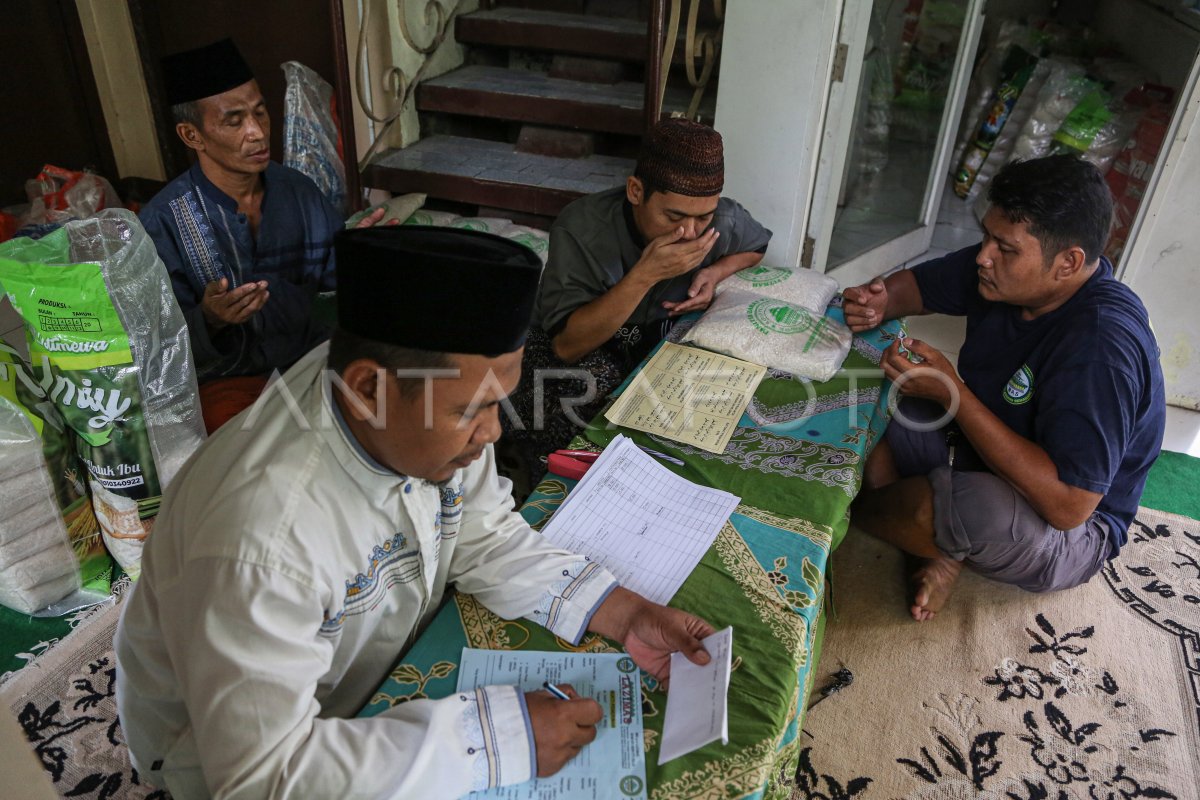 Pembayaran Zakat Fitrah Di Masjid Agung Semarang Antara Foto