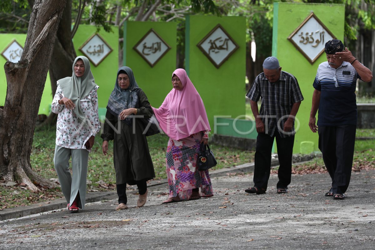 Ziarah Kuburan Massal Tsunami Saat Idul Fitri Antara Foto