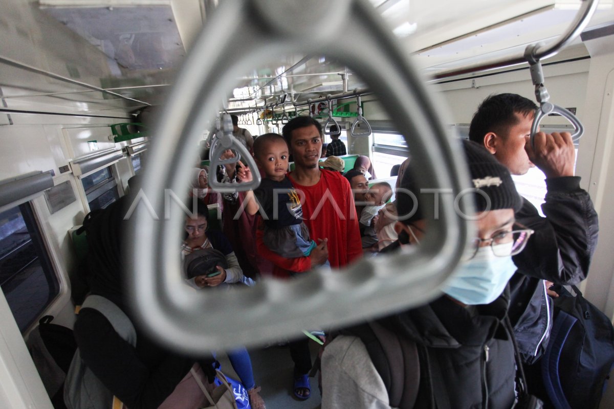 Penumpang Kereta Commuter Line Di Surabaya ANTARA Foto