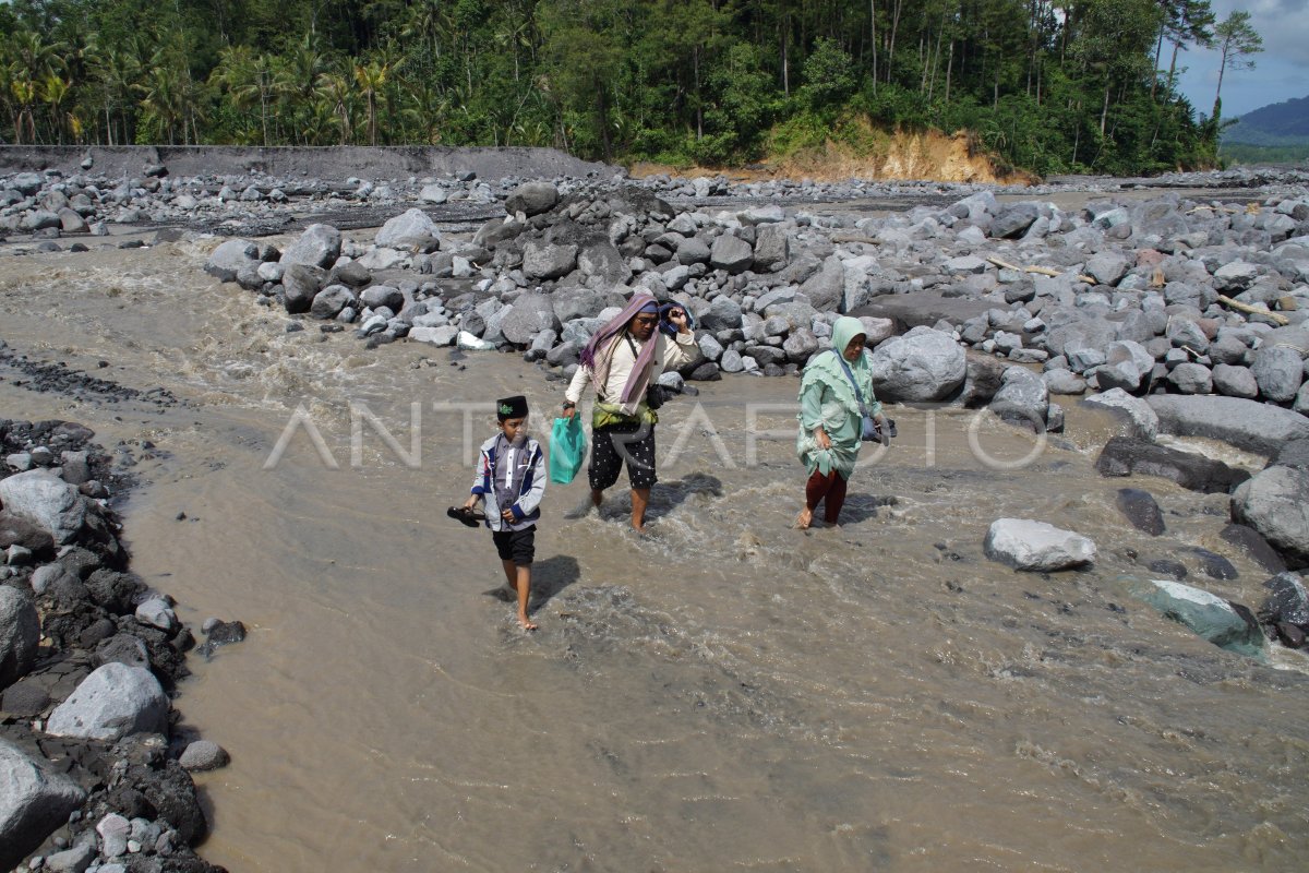 Jembatan Terdampak Banjir Semeru Kk Terisolasi Antara Foto