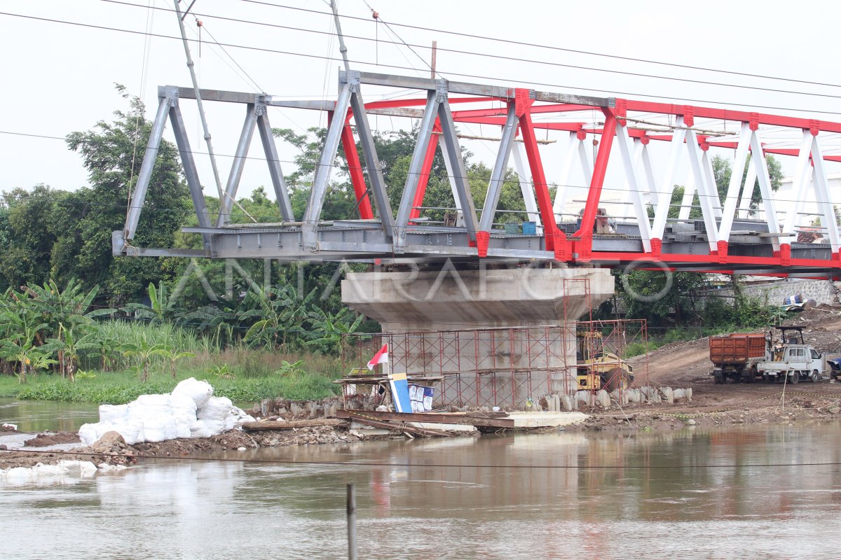 Progres Pembangunan Jembatan Jongbiru Kediri ANTARA Foto