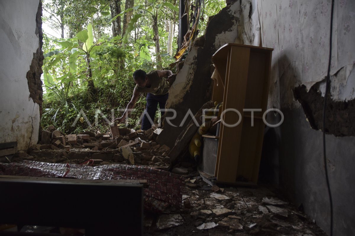 Bencana Pergerakan Tanah Di Ciamis ANTARA Foto