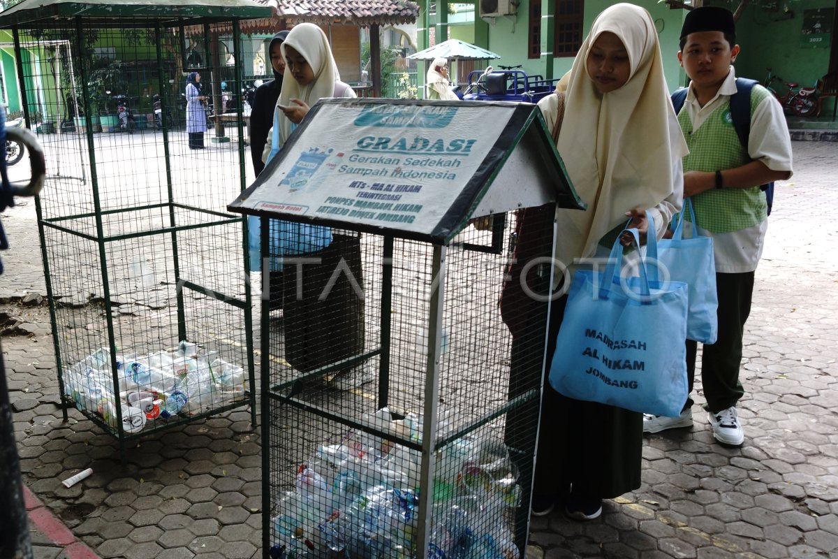 Gerakan Sedekah Sampah Sekolah Di Jombang ANTARA Foto