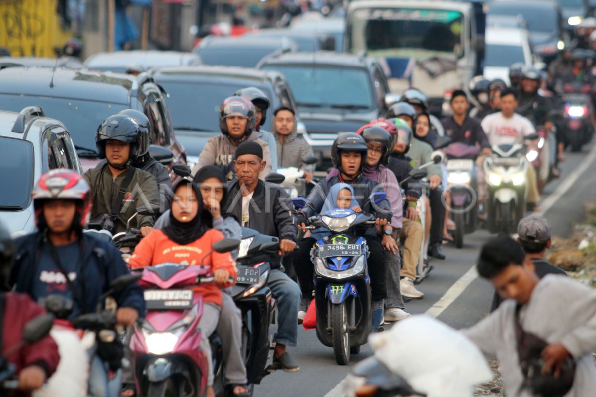 Kepadatan Jalur Wisata Puncak Bogor ANTARA Foto