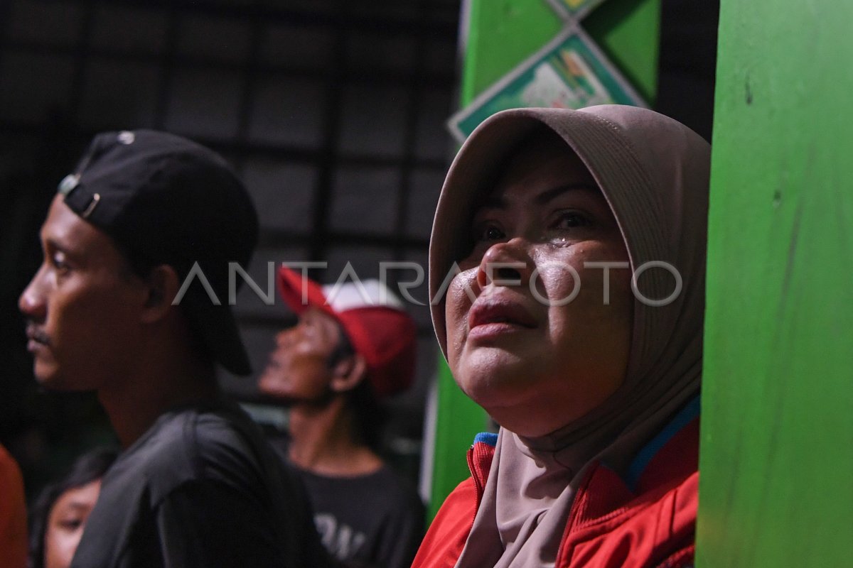 Keluarga Korban Kecelakaan Bus Datangi Smk Lingga Kencana Antara Foto