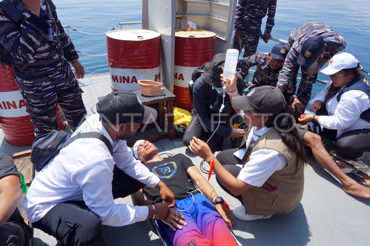 Simulasi Pertolongan Korban Kecelakaan Di Perairan ANTARA Foto