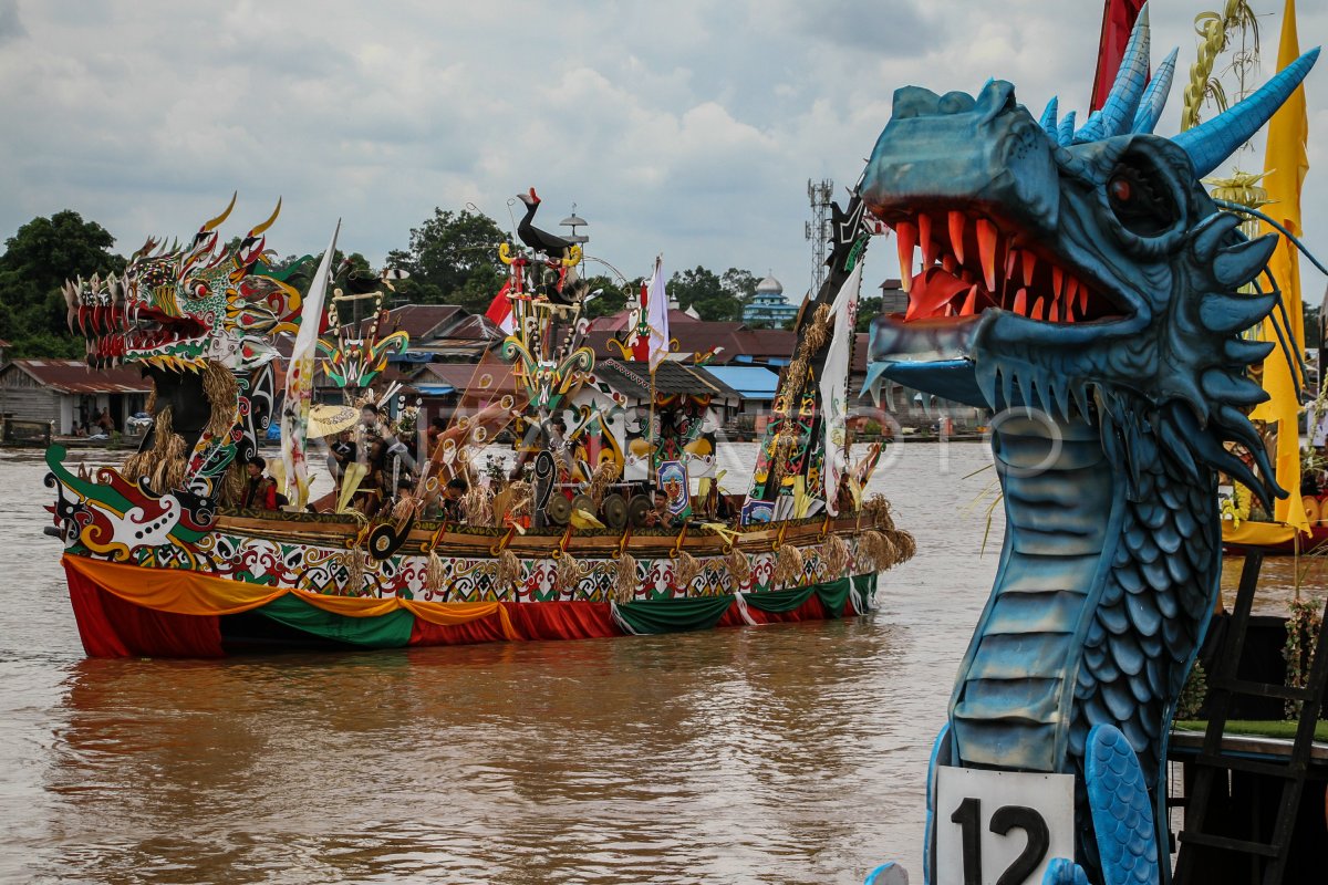 Lomba Perahu Hias Menyusuri Sungai Kahayan Antara Foto