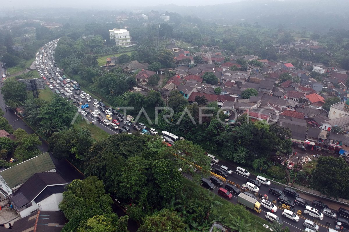 Kepadatan Kendaraan Jalur Wisata Puncak Bogor Saat Libur Panjang