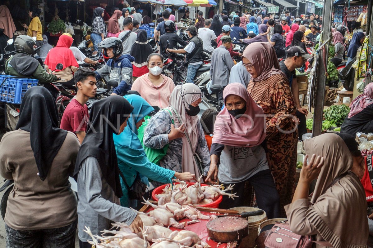 Kepadatan Pasar Tradisional Jelang Idul Adha ANTARA Foto