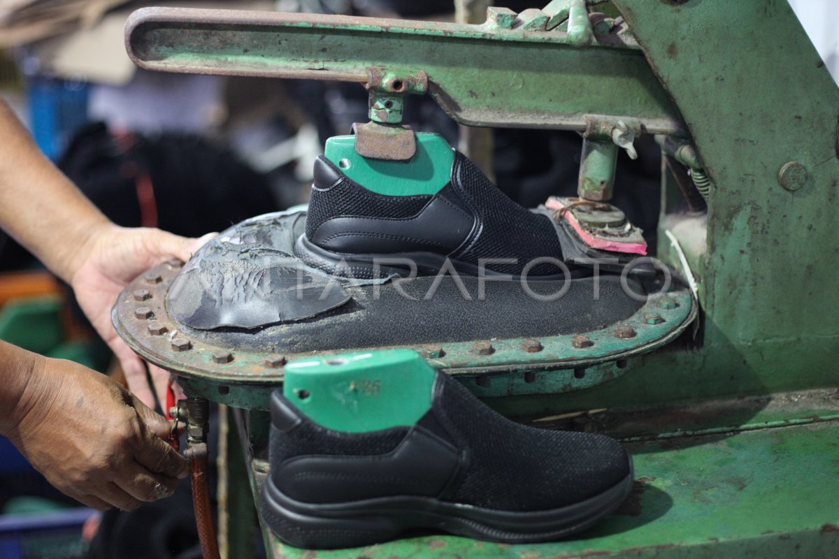 Produksi Sepatu Sekolah Di Surabaya ANTARA Foto