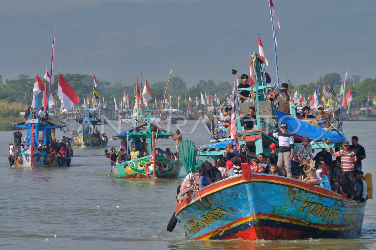 Tradisi Sedekah Laut Tawang Antara Foto