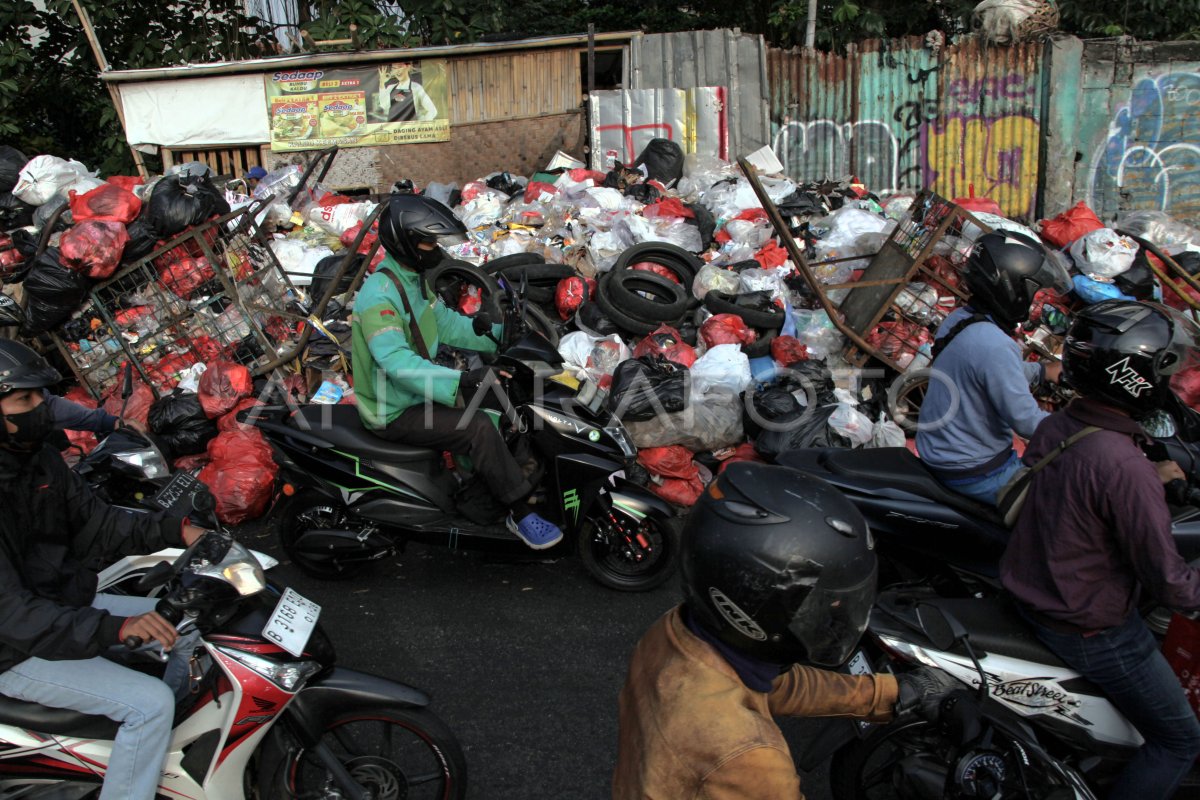 Sampah Menumpuk Di Jalanan Dampak Penutupan Sementara Tpa Cipayung