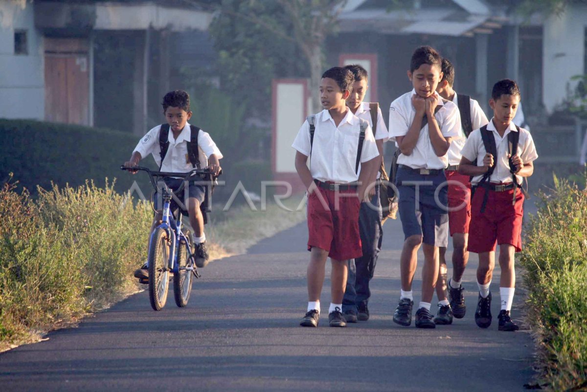 Hari Pertama Sekolah Antara Foto