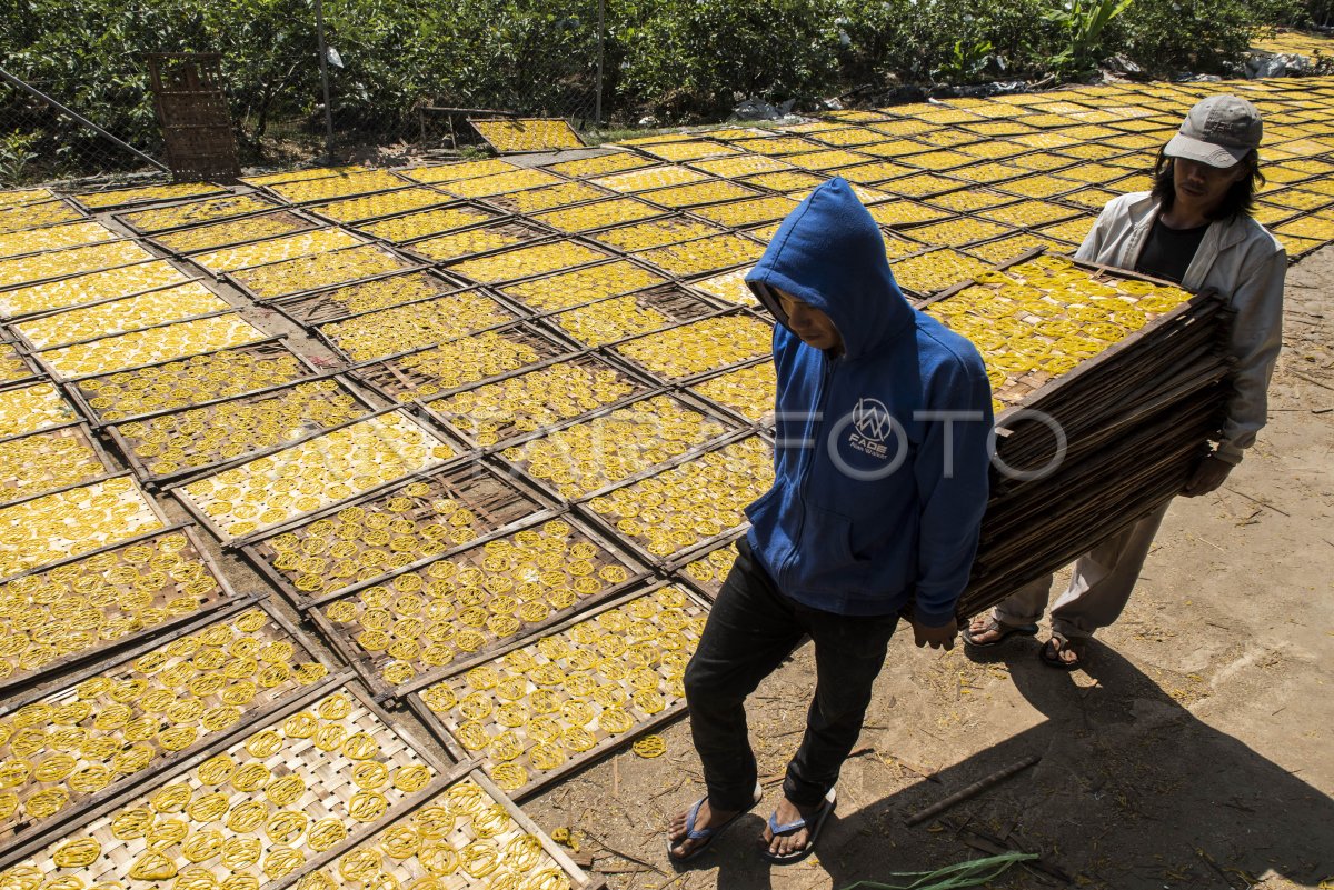 PRODUKSI KERUPUK MIE ANTARA Foto