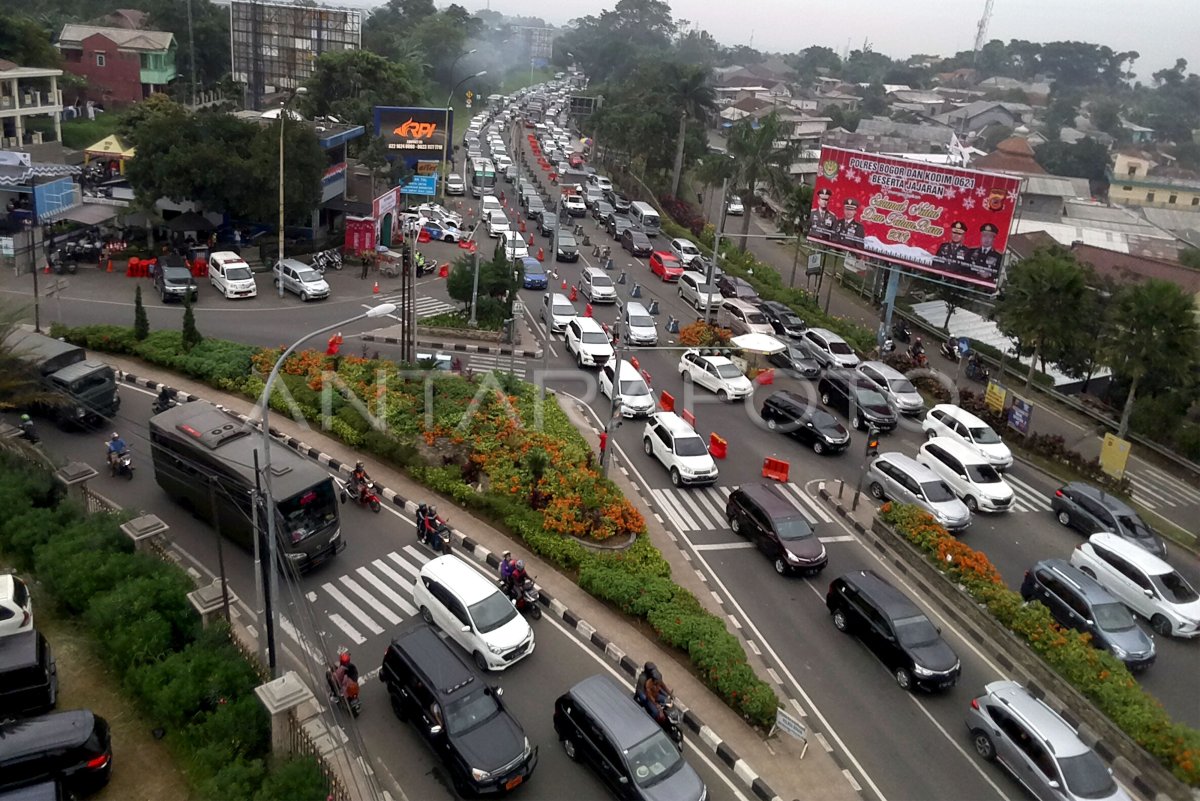 Kemacetan Jalur Puncak Bogor Antara Foto