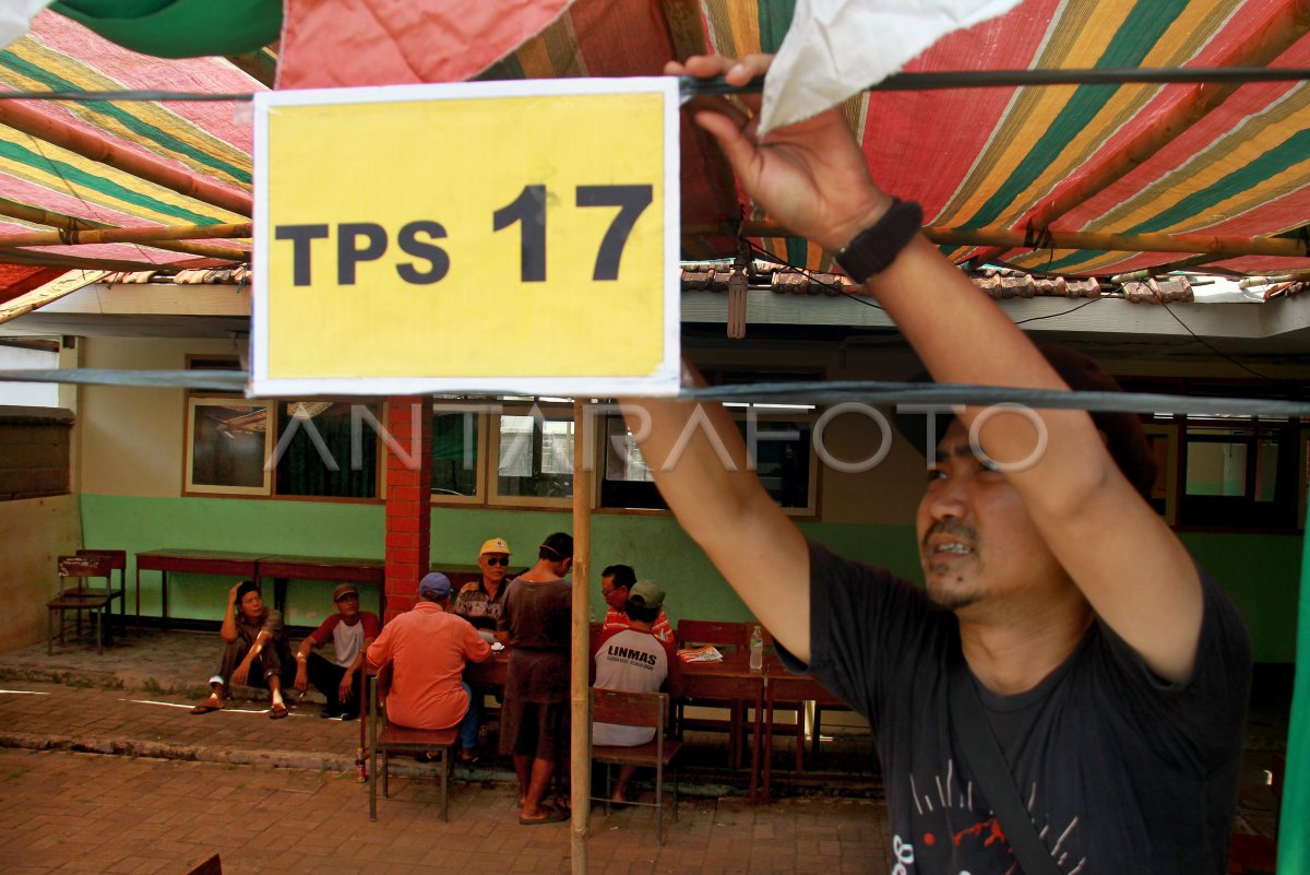 Pembuatan Tempat Pemungutan Suara Antara Foto