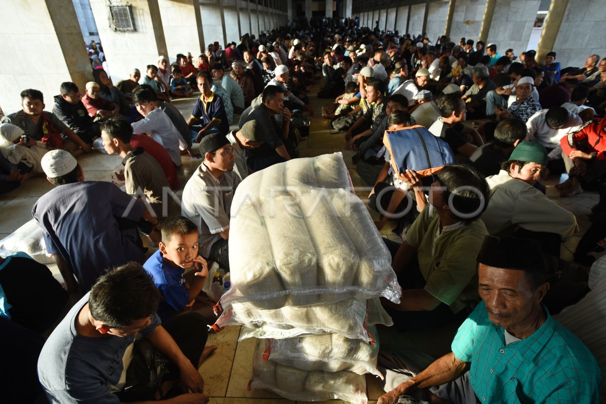 PEMBAGIAN ZAKAT DI MASJID ISTIQLAL ANTARA Foto