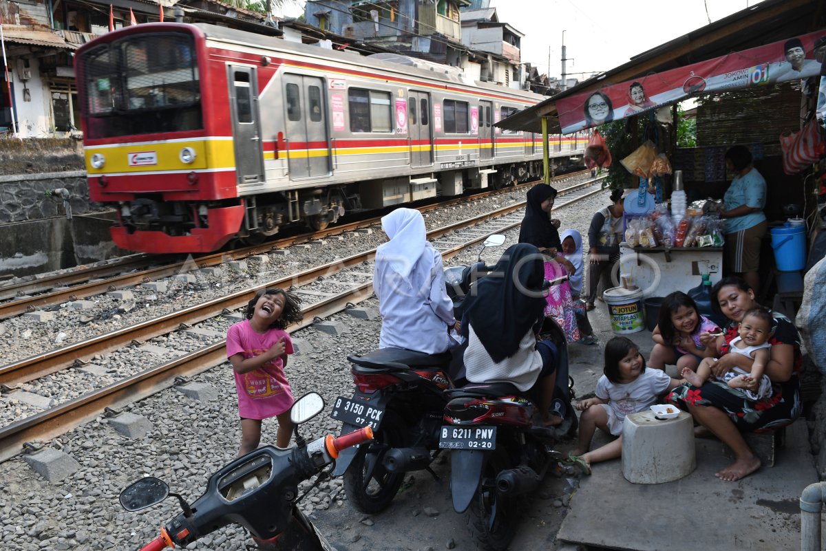 PERMUKIMAN DI PINGGIR REL KERETA ANTARA Foto