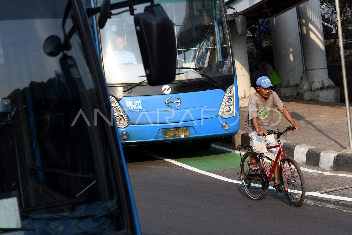 Uji Coba Jalur Sepeda Jakarta Antara Foto