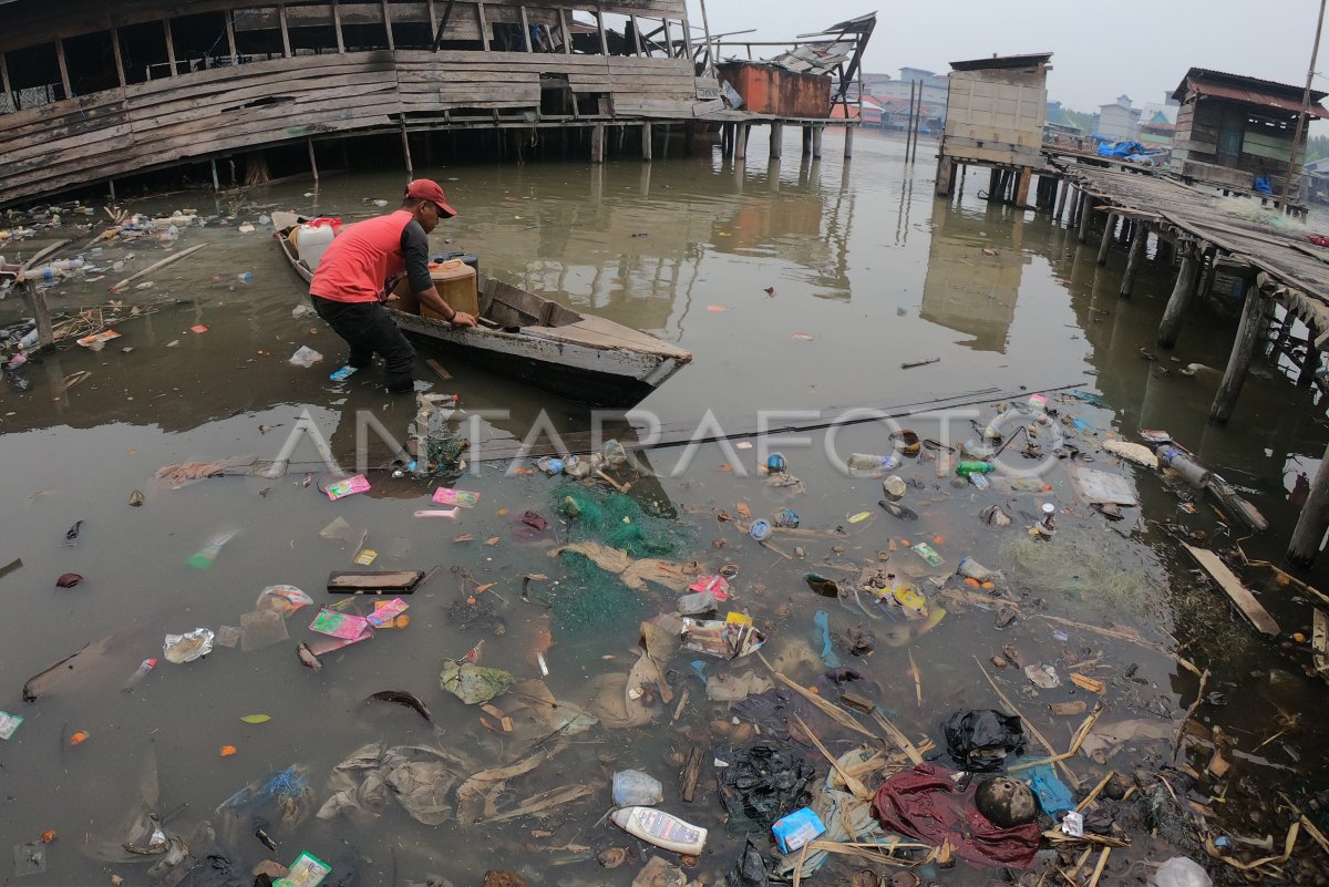 Sampah Plastik Cemari Perairan Antara Foto