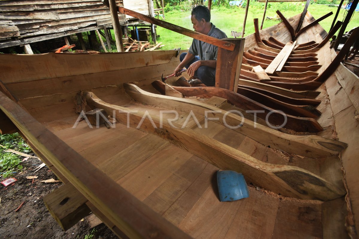 Pembuatan Perahu Kayu Antara Foto