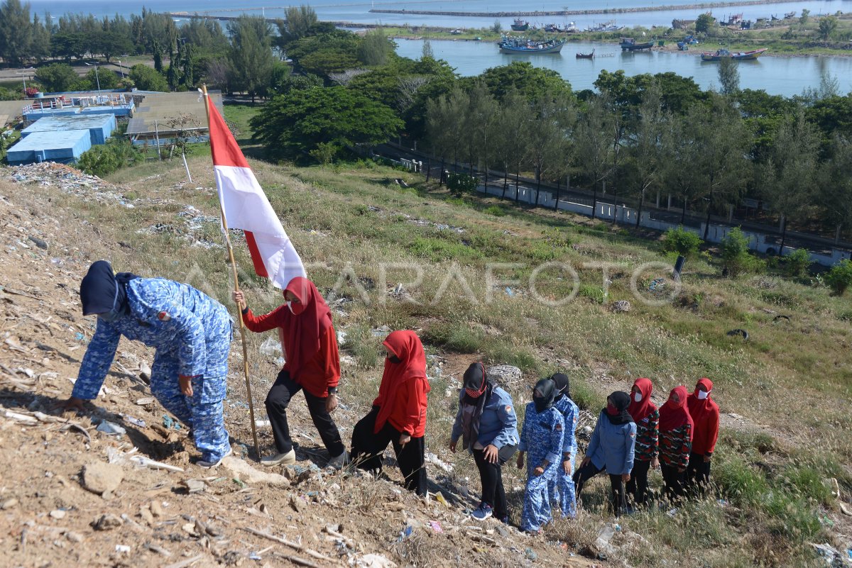 Kader Bela Negara Kibarkan Bendera Di Perbukitan Tpa Antara Foto