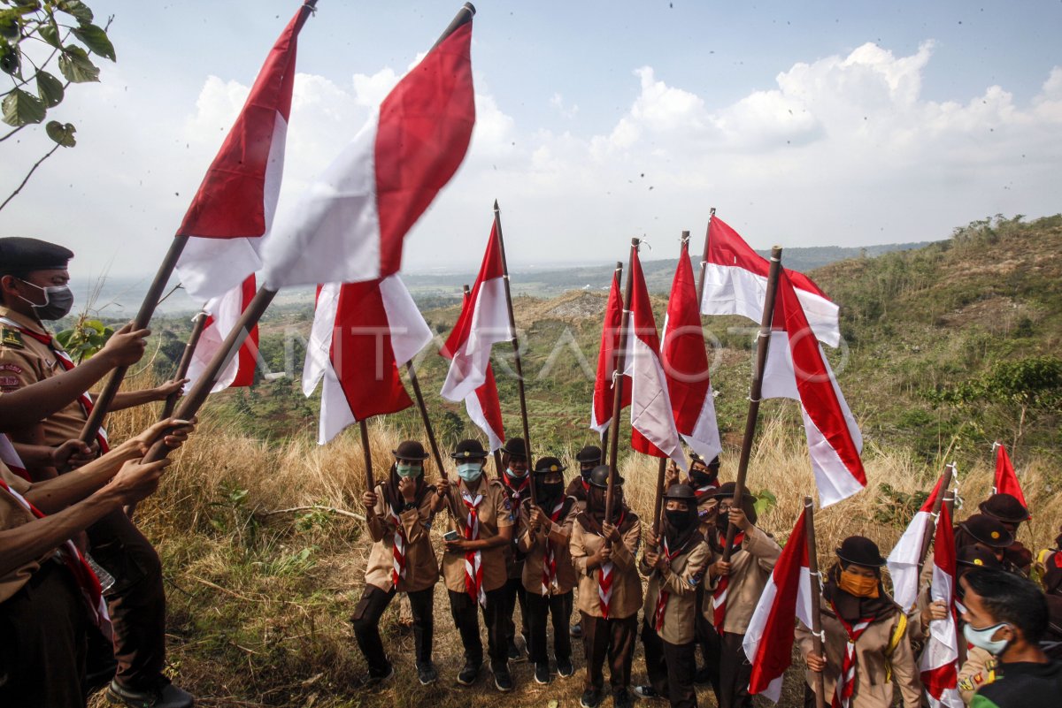 PRAMUKA KIBARKAN BENDERA MERAH PUTIH DI BUKIT ANTARA Foto