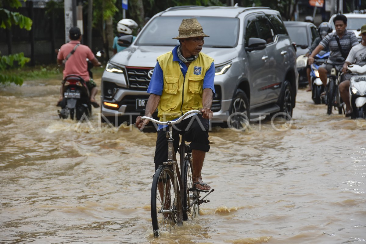 Akses Jalur Wisata Mataram Senggigi Terendam Banjir Antara Foto