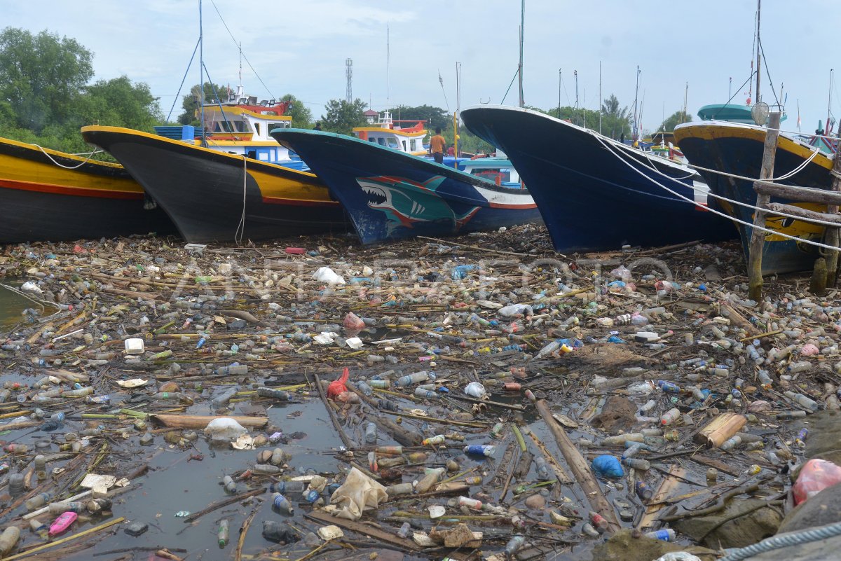 SAMPAH BOTOL PLASTIK BEKAS CEMARI PELABUHAN PERIKANAN ANTARA Foto