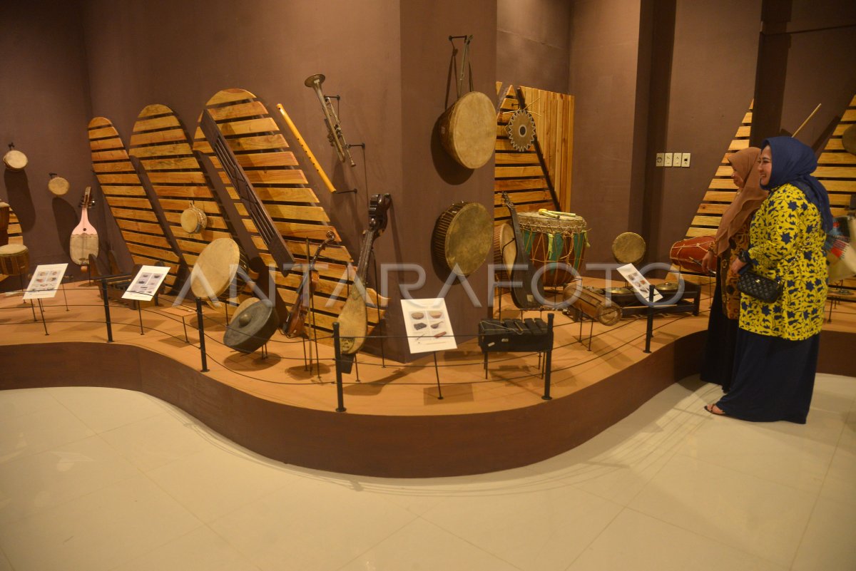 PAMERAN ALAT MUSIK TRADISIONAL NUSANTARA ANTARA Foto